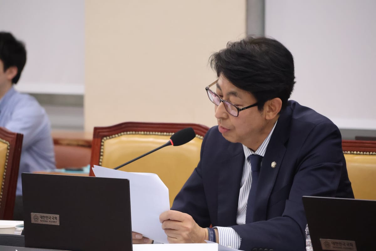 이훈기 의원실이 공식 국감 글에 공개한 자료를 들고 설명하는 별도 사진
