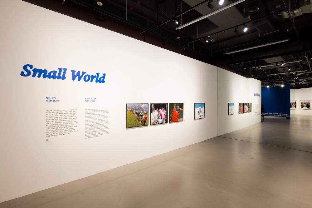 Small World 연작 사진들이 나란히 걸린 마틴 파 전시장