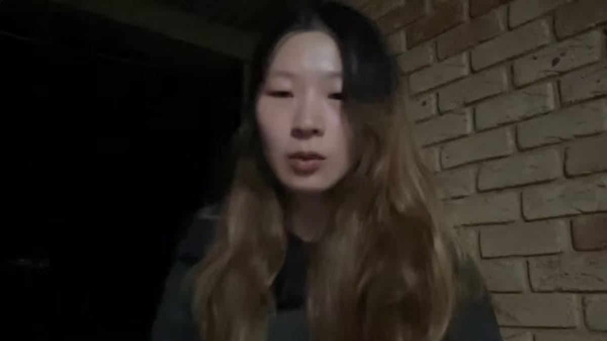 생존 신고 라이브에서 시청자에게 상황을 설명하는 길바닥