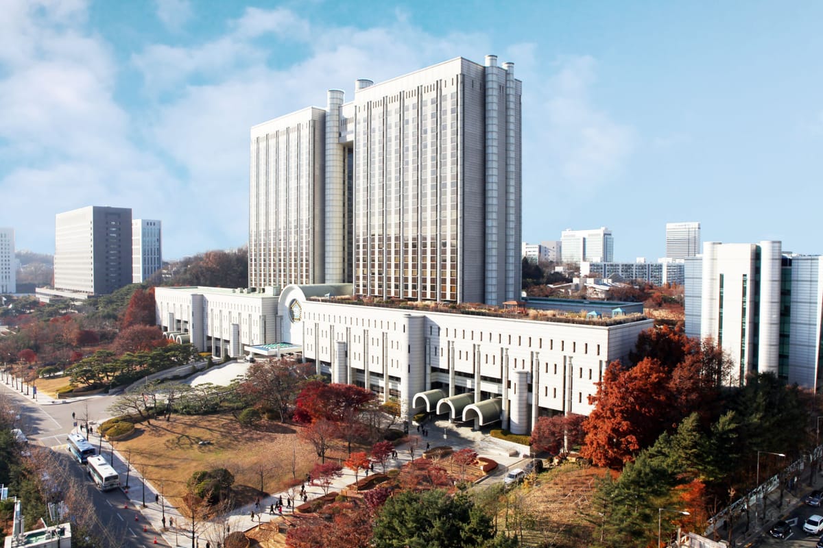 가을 나무와 함께 보이는 서울중앙지방법원 청사 전경 자료사진