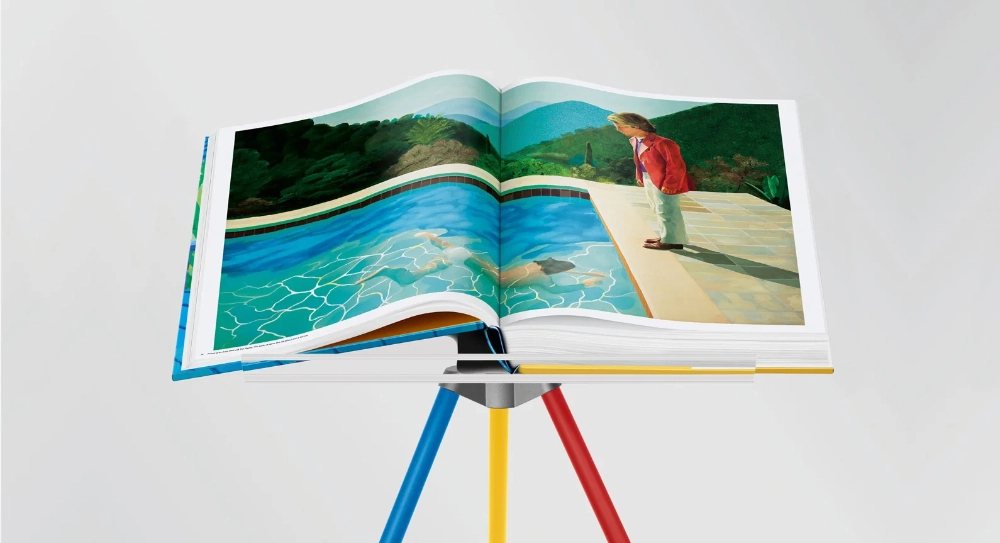 색색의 북스탠드에 펼쳐 놓은 호크니의 대형 아트북 A Bigger Book
