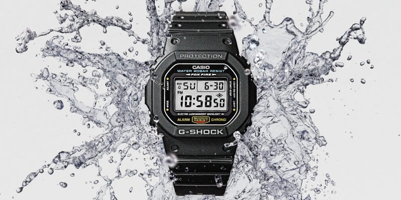 물이 튀는 가운데 놓인 G-SHOCK DW5600E의 일반20bar 방수 설명 사진